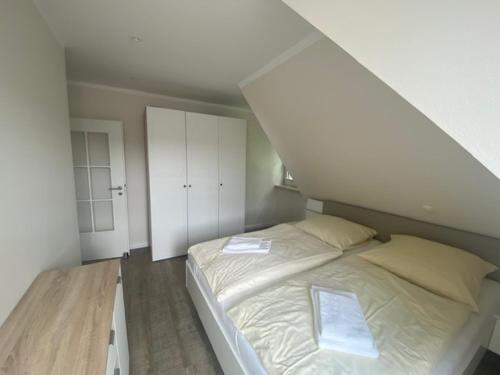 费马恩Kämmererhof - Inselperle的阁楼卧室配有白色床