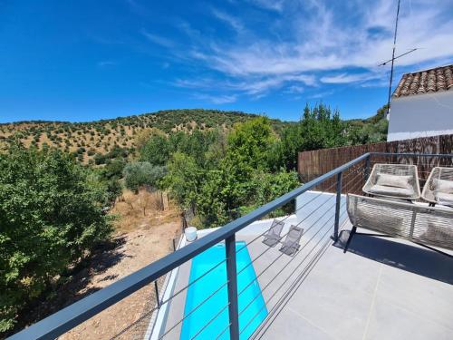 Moderna casa rural en El Bosque con piscina y preciosas vistas内部或周边泳池景观