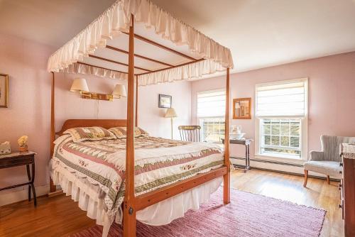 ChesterFranklyn Farm Inn的一间卧室,卧室内配有一张天蓬床