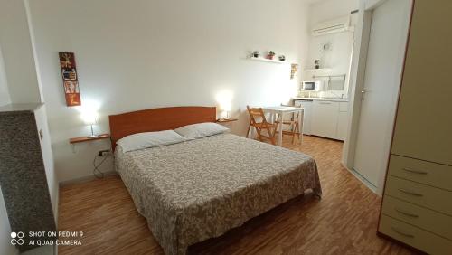 卡塔尼亚Fontanarossa Airport Apartment的一间卧室配有一张床和一张桌子及椅子
