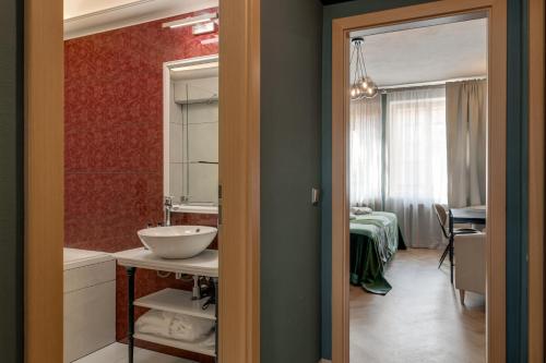 布拉格Louren - The Bridge Inn的一间带水槽和镜子的浴室