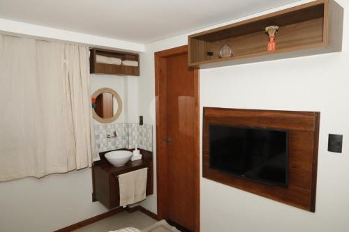 萨尔瓦多Hospedaria D'Maria的客厅位于隔壁,配有平面电视。