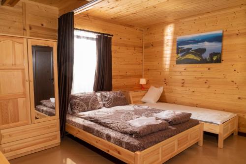 多斯帕特Почивна станция Сомат的小木屋内一间卧室,配有一张床