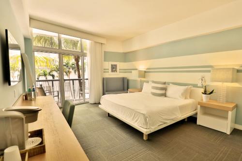 迈阿密海滩The Local House的卧室设有白色的床和大窗户