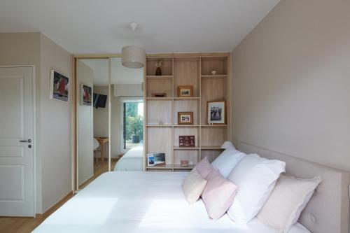 瓦讷Un Appartement PENTHOUSE d'Exception sur le Port de Vannes的卧室配有白色的床铺和白色的枕头