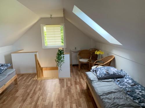卡西纳维耶卡Domki pod Groniem的客房设有两张床、一张桌子和一扇窗户。