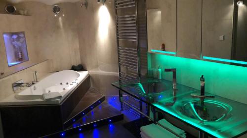 美丽河滨酒店的一间浴室
