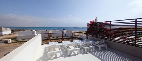萨尔雷KatlantiK Ca Madeira Deluxe的阳台配有白色椅子,享有海景。
