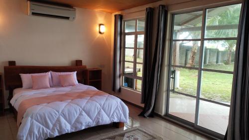 珍南海滩瑟纳雷海湾度假村的一间卧室设有一张床和一个大窗户