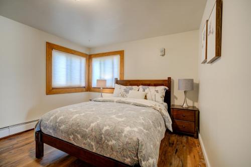 博兹曼Middle floor, 3 bedroom apt, 4 blocks from downtown的一间卧室设有一张大床和一个窗户。