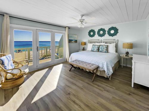 因莱特海滩On the Beach Townhouse的一间卧室设有一张床和一个海景阳台