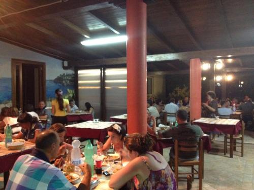 奥特朗托La Carcara的一群坐在餐厅桌子上的人
