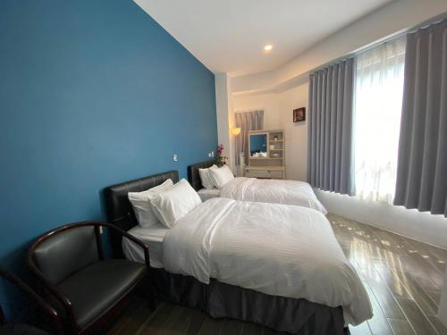 鹿港镇Lukang Holiday Hostel的酒店客房,配有两张床和椅子
