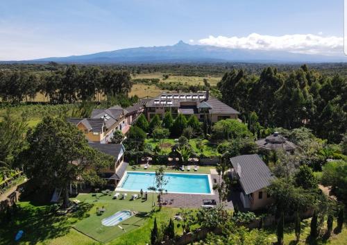 Naro MoruMisty Mountain Lodge的享有带游泳池的房屋的空中景致