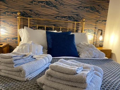 斯沃尼奇Spacious luxury flat in Swanage, close to beach的一间卧室配有带毛巾的床