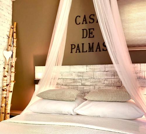 阿尔克马尔Casa De Palmas - Tiny house的卧室内一张带网篷的床