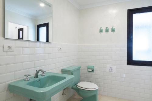 巴尔韦尔德ELHIERRO BED&URBAN I的浴室配有蓝色水槽和卫生间。