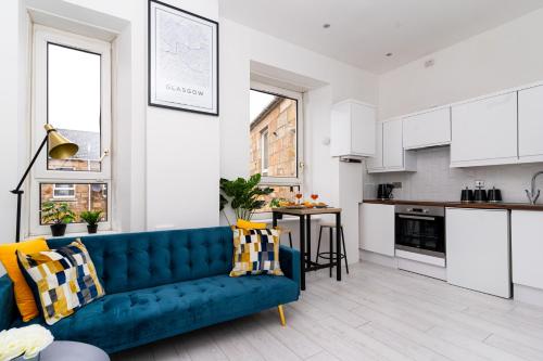 Cheerful 2 Bedroom Homely Apartment, Sleeps 4 Guest Comfy, 1x Double Bed, 2x Single Beds, Parking, Free WiFi, Suitable For Business, Leisure Guest,Glasgow, Glasgow West End, Near City Centre的休息区