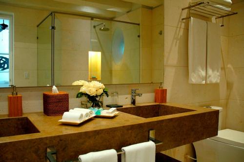 卡塔赫纳卡萨唐桑丘马斯蒂克岛酒店的一间带大水槽和镜子的浴室