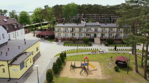 济夫努夫金鱼自然之旅度假酒店的享有公园空中美景,设有游乐场