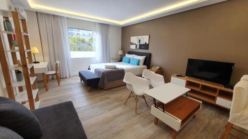 里瓦达维亚海军准将城卢卡尼亚宫殿酒店 的酒店客房设有床和客厅。