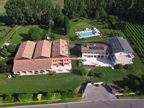 CornarèAgriturismo Villa Almè的享有带游泳池的房屋的空中景致