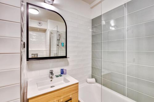 克利希Appart'City Confort Paris Clichy - Mairie的白色的浴室设有水槽和镜子