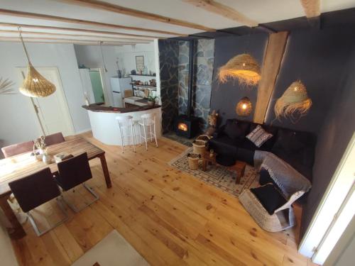 阿尔姆尼卡Esencia Lodge - luxurious off-grid cabin retreat的客厅享有高空美景,配有沙发和桌子