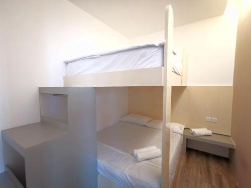 新山Maco Inn Austin Heights @Johor Bahru的一间小房间,内设一张双层床