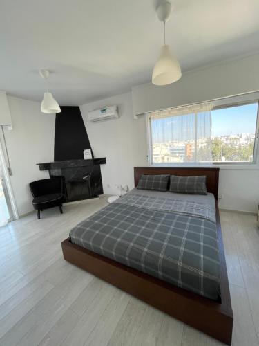 尼科西亚Top floor apartment in Nicosia with view!的一间卧室配有一张大床和一架钢琴