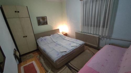 维舍格勒Prenoćište Dika的一间小卧室,配有床和窗户