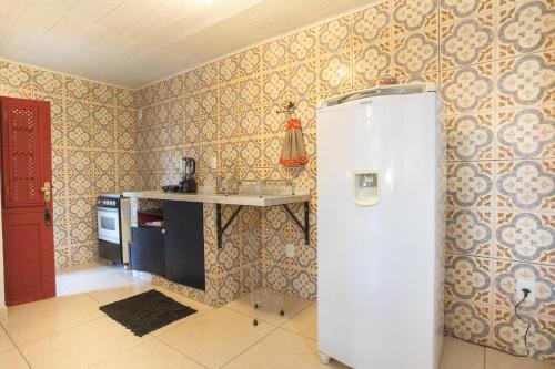 蒂拉登特斯Casa charmosa e espaçosa的一间厨房,内配白色冰箱