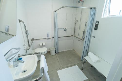 福塔莱萨Ibis Budget Fortaleza Praia de Iracema的带淋浴、盥洗盆和卫生间的浴室