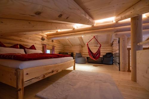 大基希海姆Connys Naturberghütten的小木屋内一间卧室,配有一张床