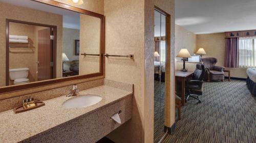 法戈克里贝斯特韦斯特PLUS酒店和套房的一间带水槽和镜子的酒店浴室