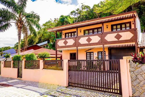 塞尔苏拉穆斯州长镇Pousada Casa do Oscar的前面有围栏的房子