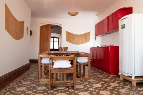 苏克雷Wasi planta alta的厨房配有桌椅和冰箱。