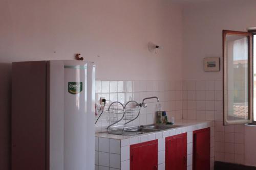 苏克雷Wasi planta alta的厨房配有冰箱和水槽