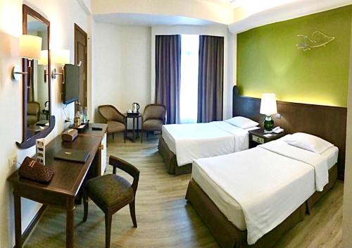 大城柯壤隋河大酒店的酒店客房配有两张床和一张书桌