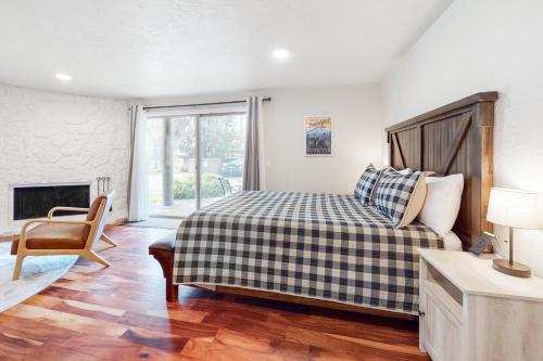 森赖弗Snow Pine Getaway的一间卧室配有一张床和一个壁炉