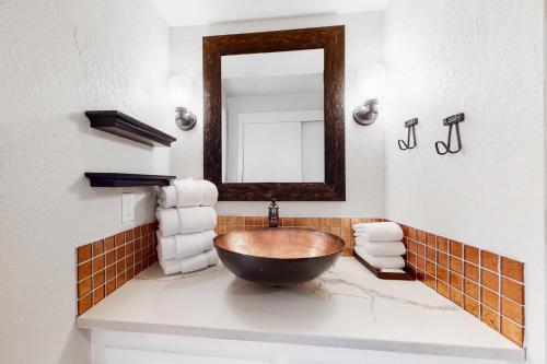 森赖弗Snow Pine Getaway的一间带碗水槽和镜子的浴室