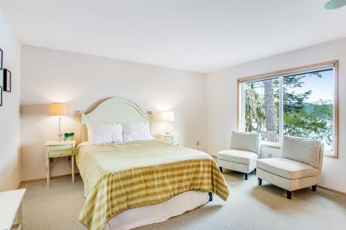 IslandaleSnug Harbor Hideout的白色的卧室设有床和窗户