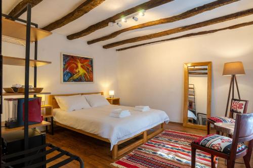 Dolno DupeniVilla Prespa的一间卧室配有一张床和镜子