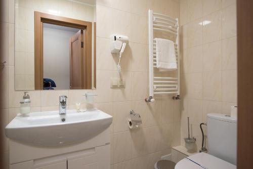 特鲁斯卡韦茨ОРАНТА的一间带水槽、卫生间和镜子的浴室