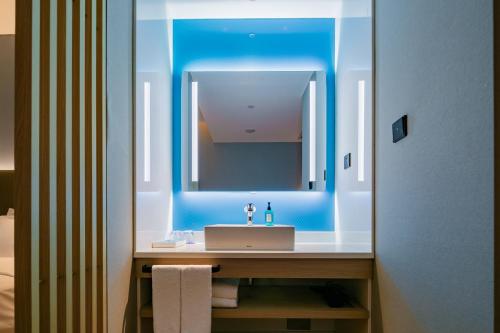 西安西安高新科技路智选假日酒店的一间带水槽和镜子的浴室