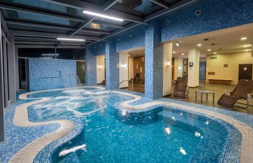 久洛Hunguest Hotel Gyula的酒店客房中间的游泳池