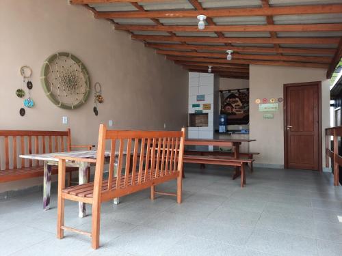 帕罗卡Recanto dos Guimarães的用餐室设有2张长凳和1张桌子