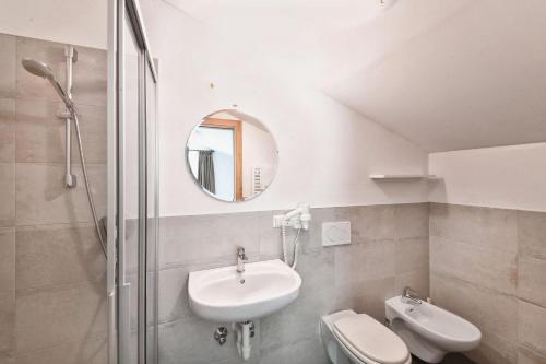 塞纳莱斯Texel Apartments的一间带水槽、卫生间和镜子的浴室