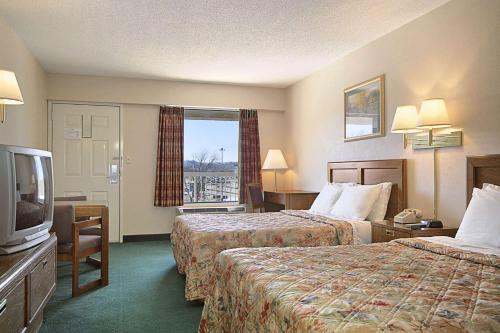 鸽子谷Days Inn by Wyndham Apple Valley Pigeon Forge/Sevierville的酒店客房设有两张床和电视。