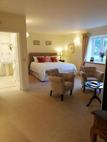布里斯托Rusling House的酒店客房,配有一张床和两把椅子